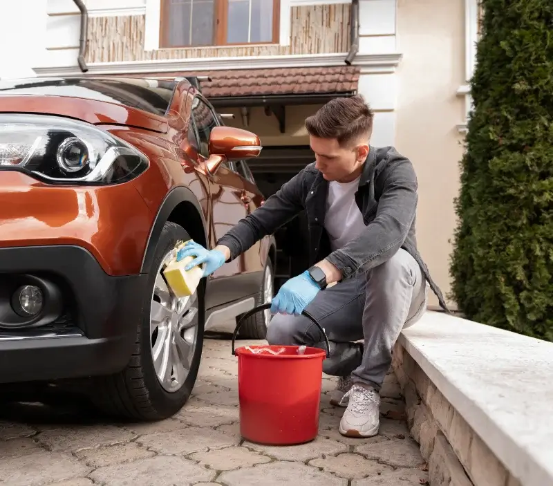Lavage auto à domicile Lanrelas : professionnel intervenant sur un véhicule